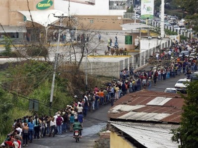 food-line-in-venezuela-san-cristobal-2