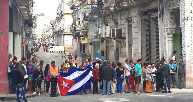 Cubanos-esperando-a-que-pase-Obama-1-_ab-620x330