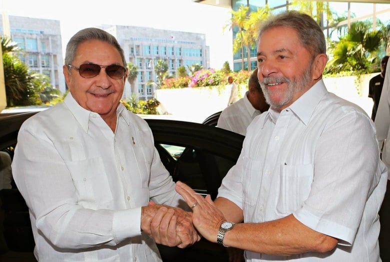 Raúl Castro along with former Brazilian president Lula da Silva.