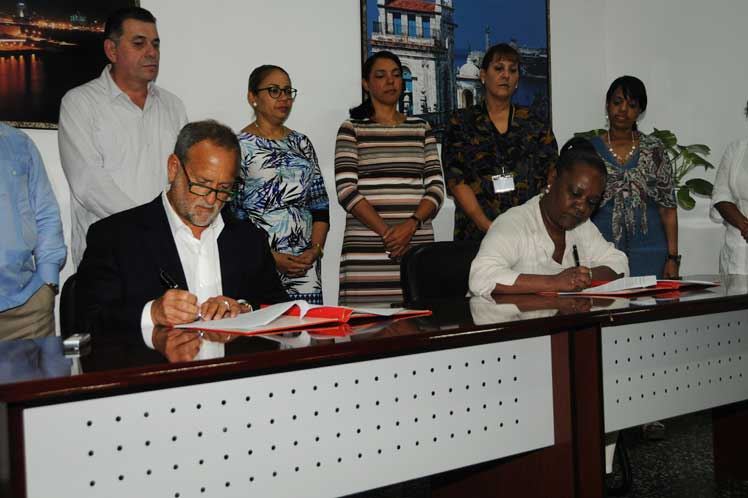 Havana, 1/5/17 -Scott Gilbert Founder and CEO of Coabama Trading LLC, signing international selling-buying contract with Cuba. Gilbert will buy 40 tons charcoal made from the invasive woody plant marabou.