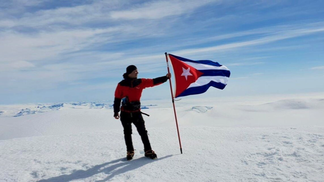 Castro regime refuses to acknowledge the first Cuban to climb Mt. Everest – Babalú Blog